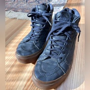 Vans leather shoe with zip up back. Great for winter and fall. Great condition.